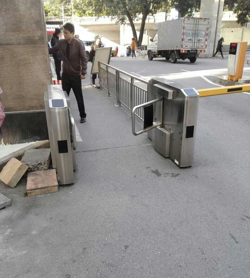 中控門(mén)禁公司在維修擺閘機門(mén)禁系統