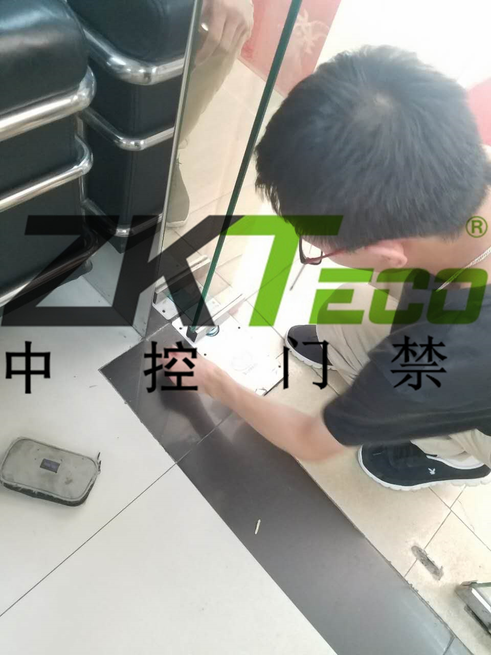 中控門(mén)禁公司在越秀區更換玻璃門(mén)彈簧，調維修玻璃門(mén)
