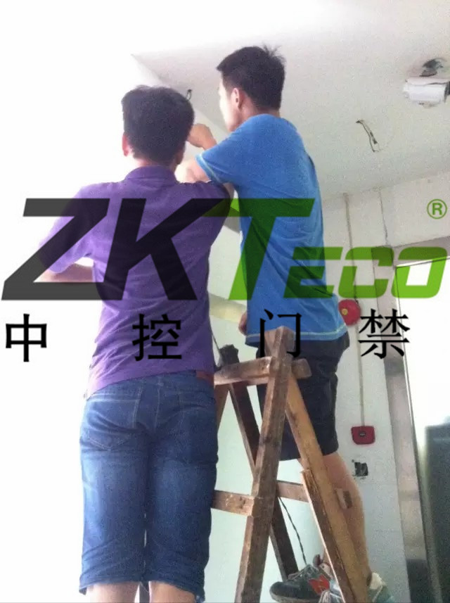 中控門(mén)禁公司在安裝監控攝像頭門(mén)禁系統